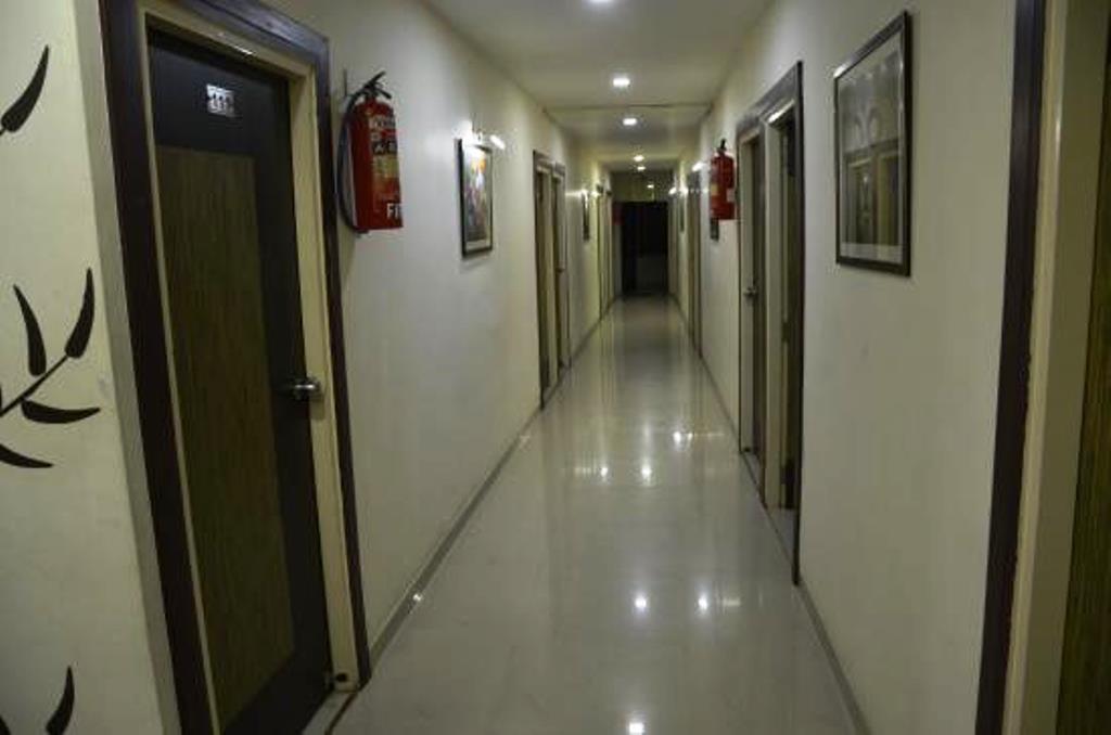 Hotel Royal Apple 아흐메다바드 외부 사진